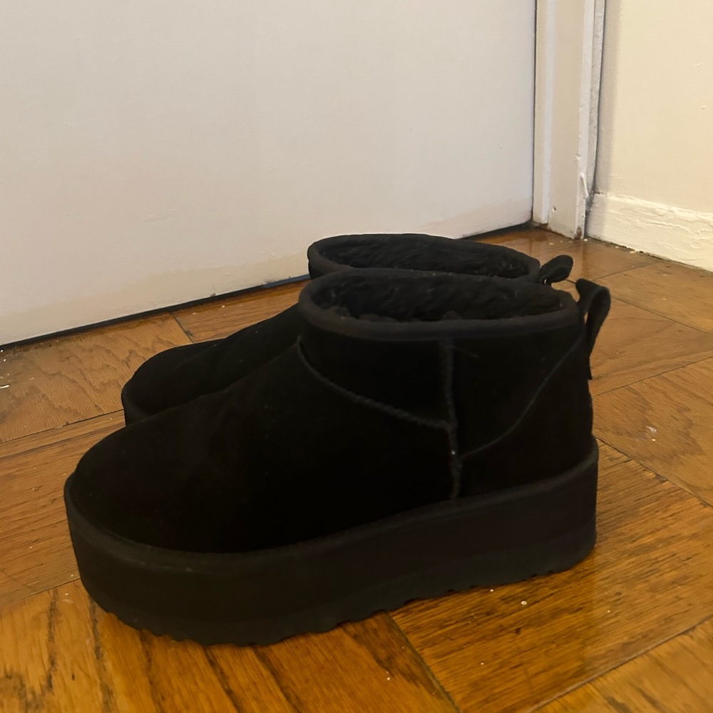 UGG Ultra Mini Platform Boot/ Bootie Women Size 9